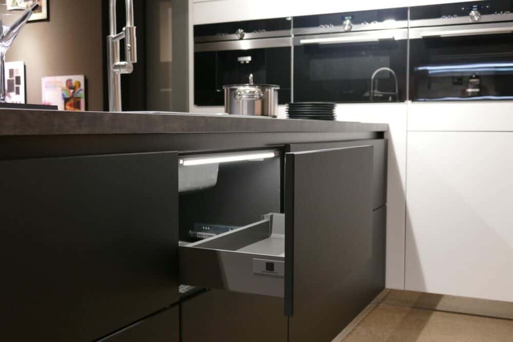 Auszug Bauformat moderne Inselküche schwarz