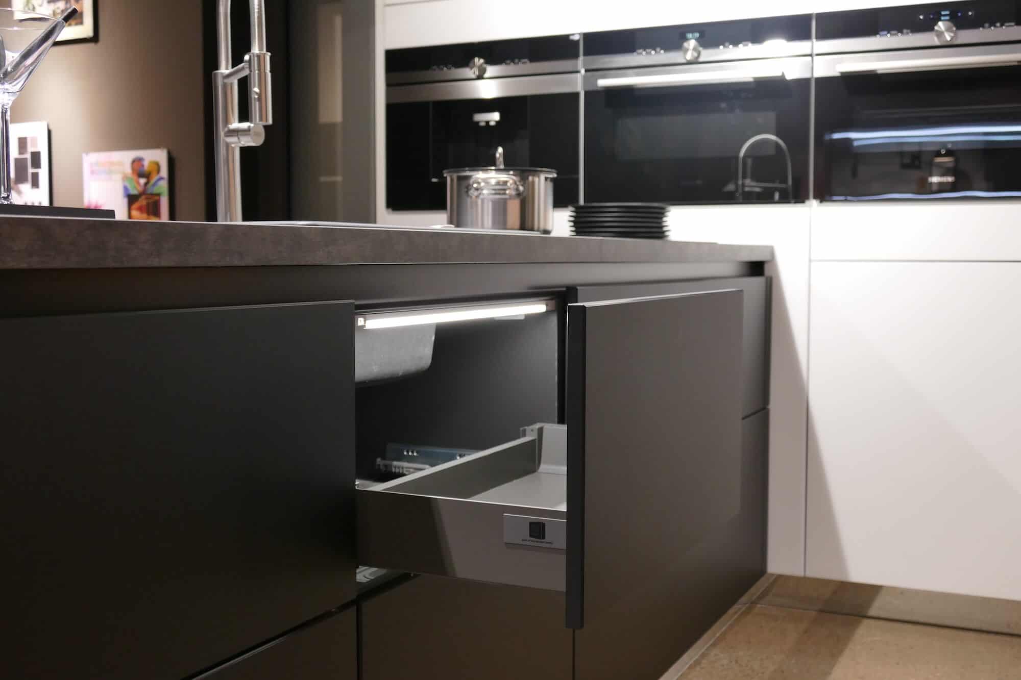 Auszug Bauformat moderne Inselküche schwarz