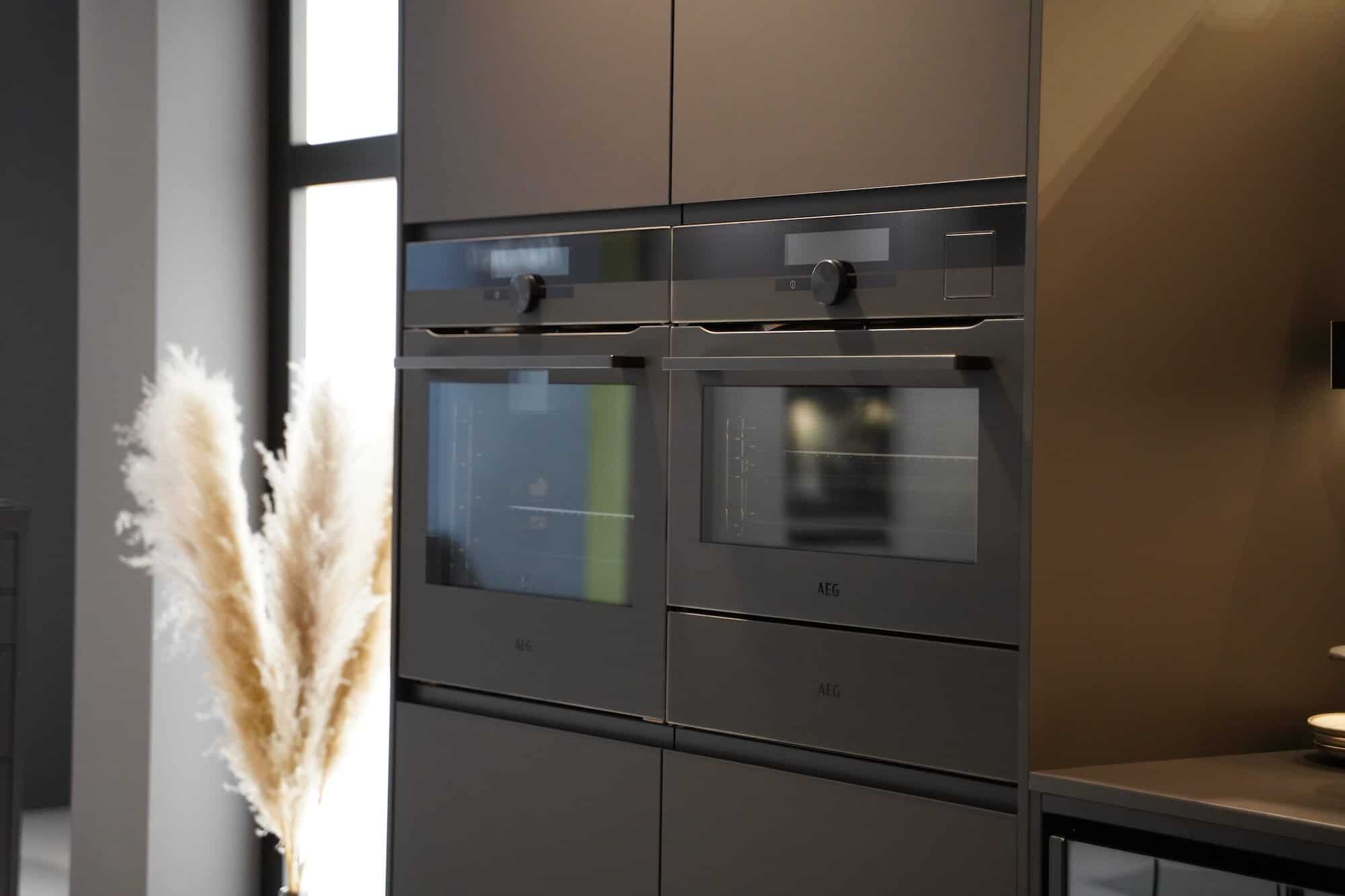Backofen Ballerina Design Inselküche mattschwarz