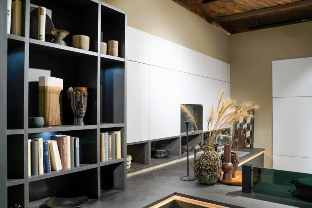 Bauformat Design Küche offener Wandschrank grau weiß grifflos