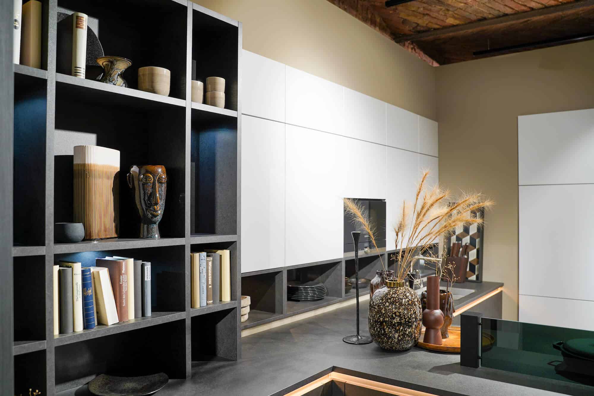Bauformat Design Küche offener Wandschrank grau weiß grifflos