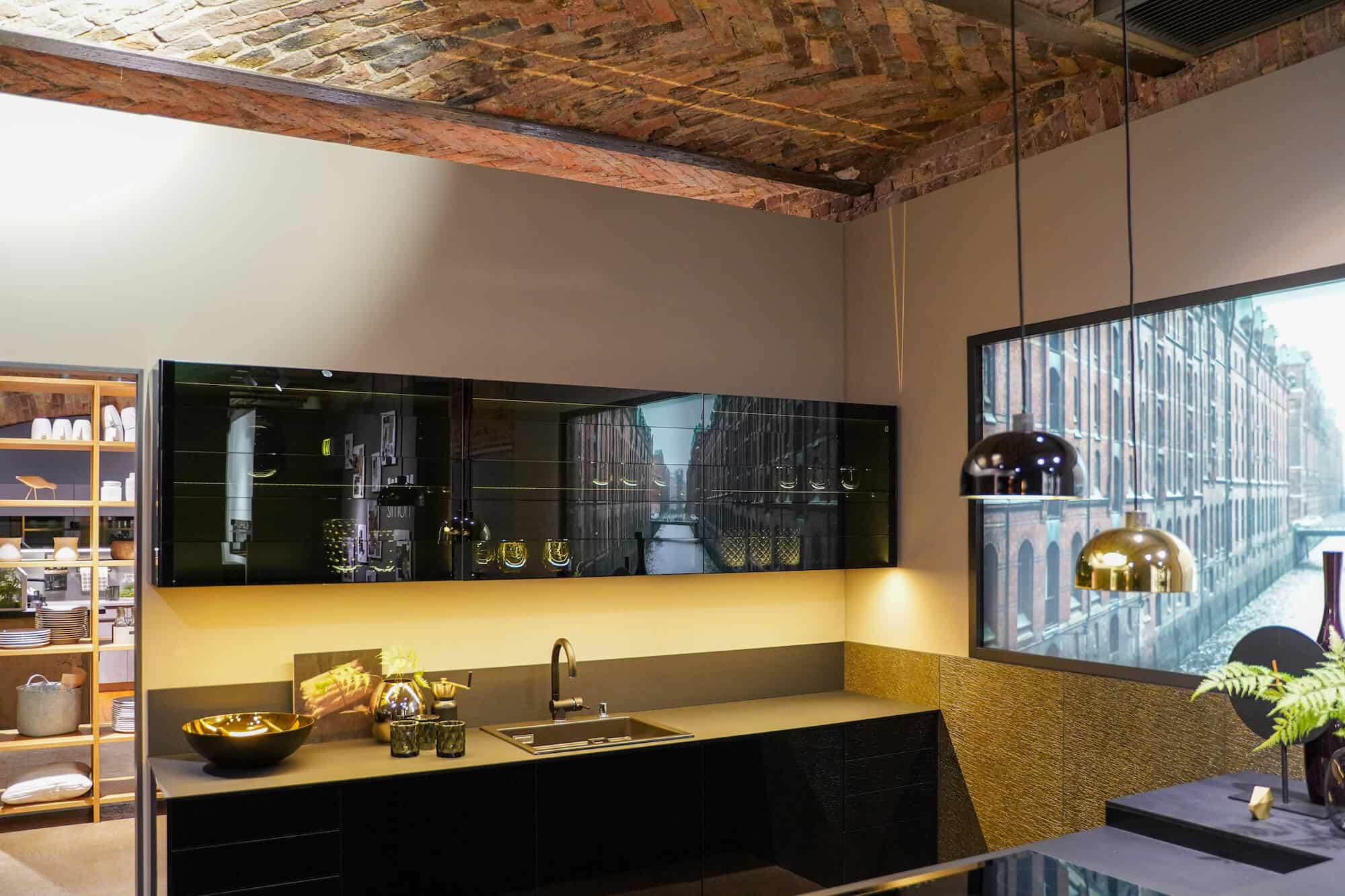 Bauformat Designküche mit Kücheninsel schwarz gold glas