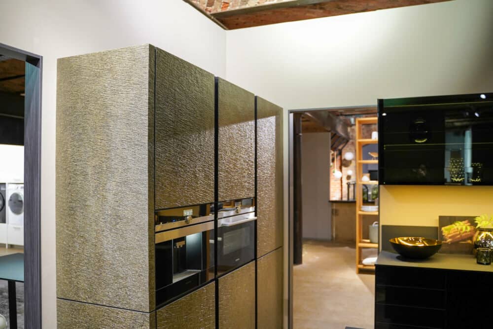 Bauformat Wandschrank Gold mit Steinfurnier Fronten