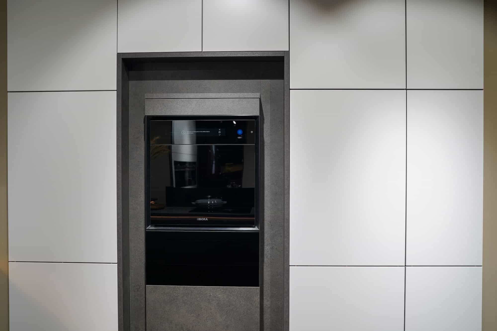 Bauformat Wandschrank weiß mit BORA Backofen