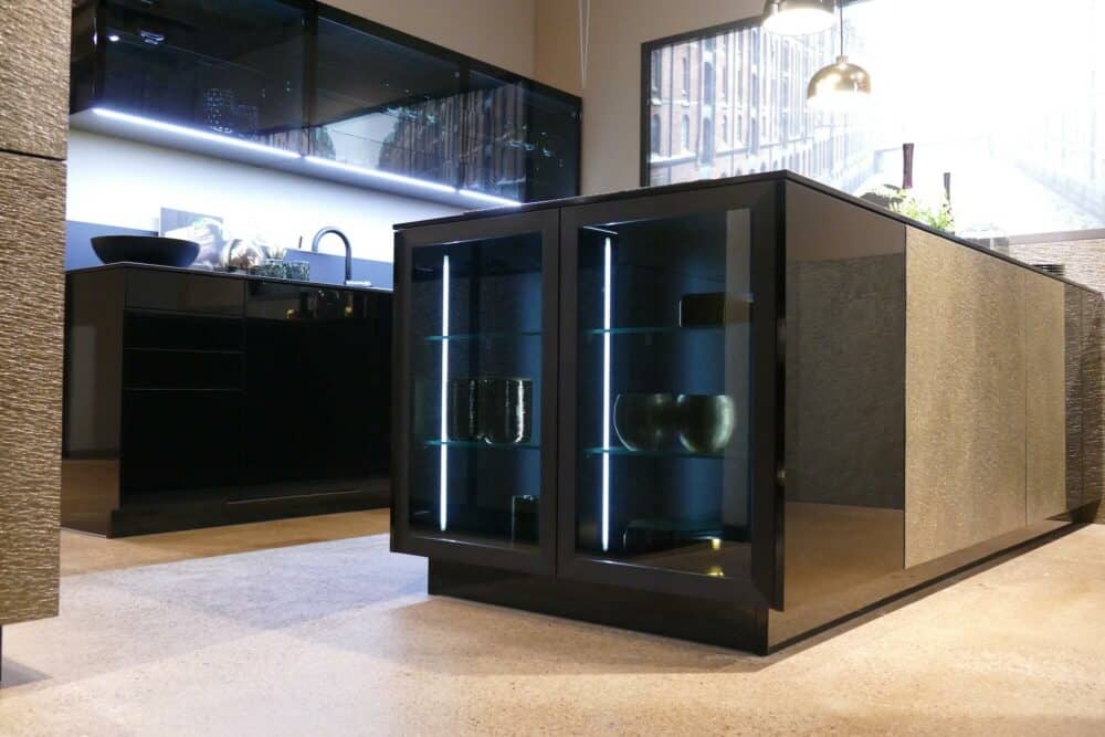 Glasschrank Bauformat moderne Inselküche grifflos