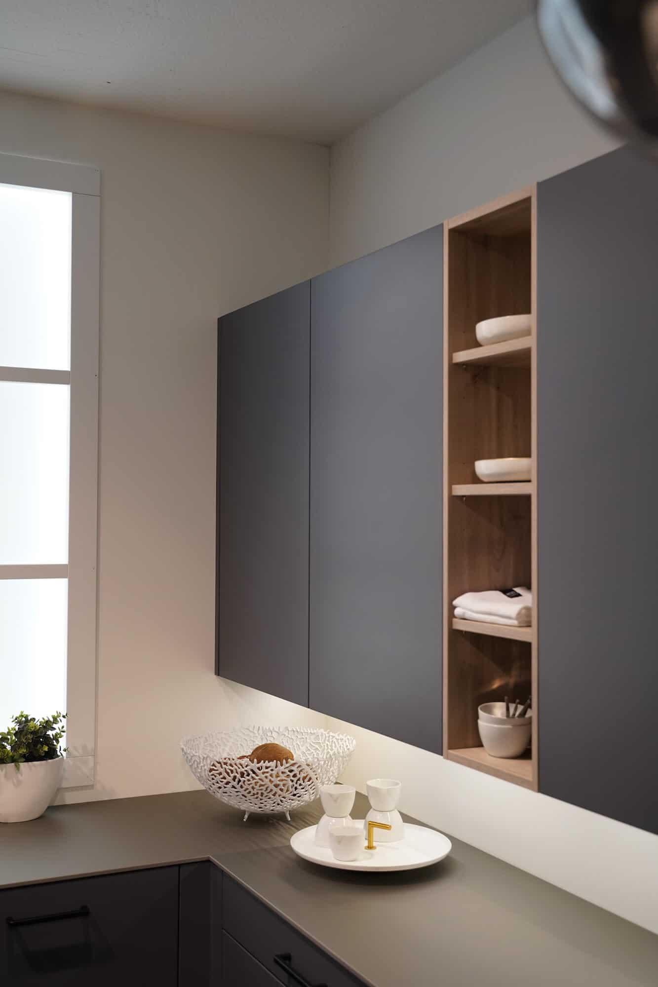 Hängeschrank Ballerina moderne U-Küche grau