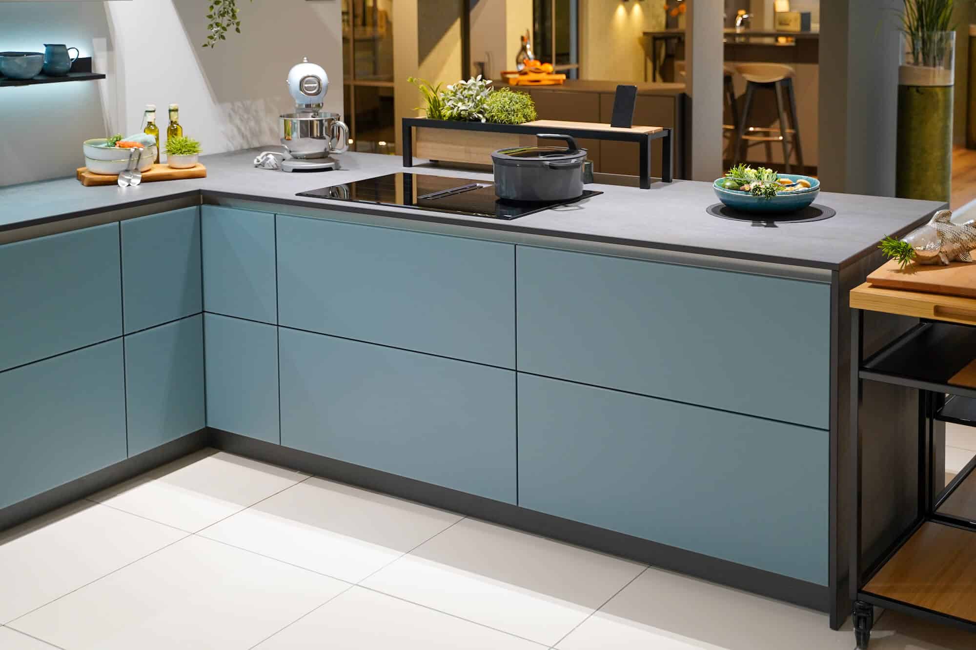 Ballerina Designküche blau graue Küchenfronten grifflos
