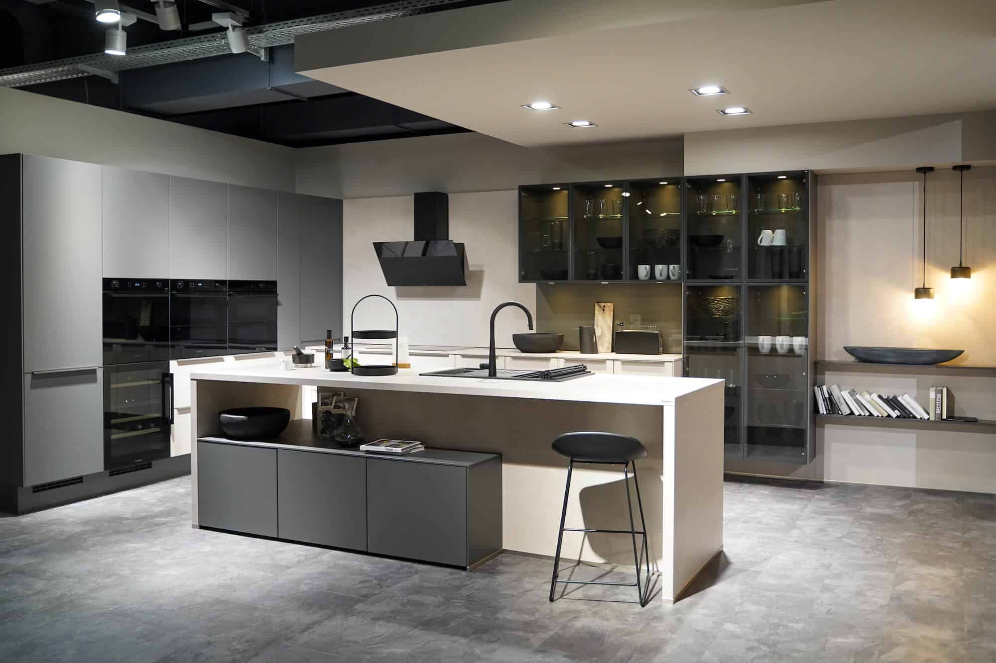 Nobilia Designküche mit Kücheninsel und schwarzen Glasschränken
