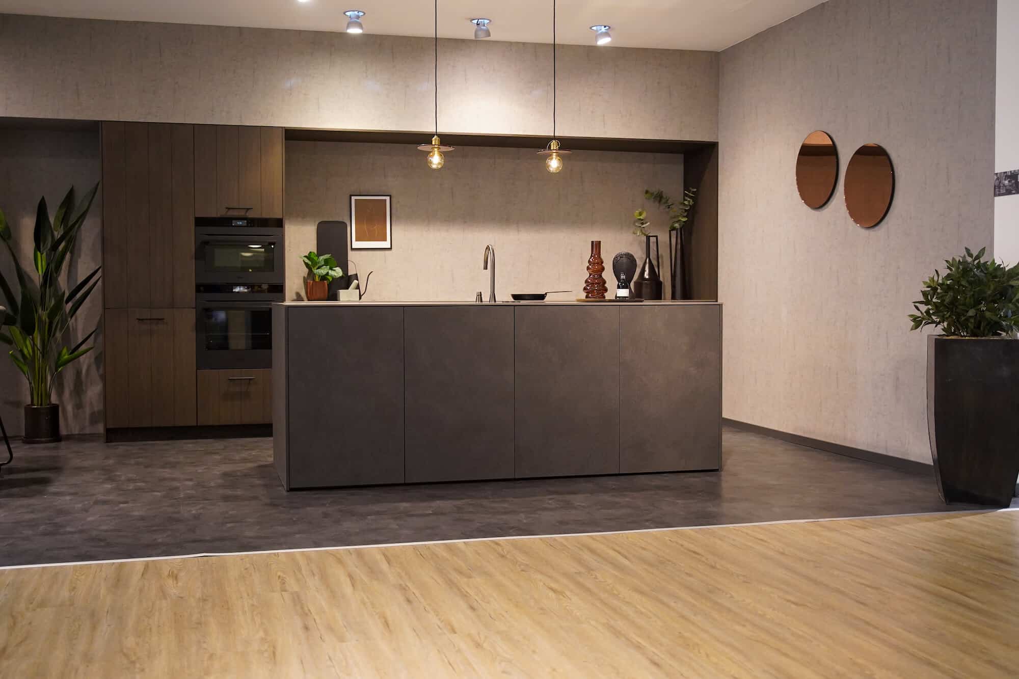 Ballerina Designküche mit Kücheninsel grifflos matt grau mit geriffelten Holzfronten