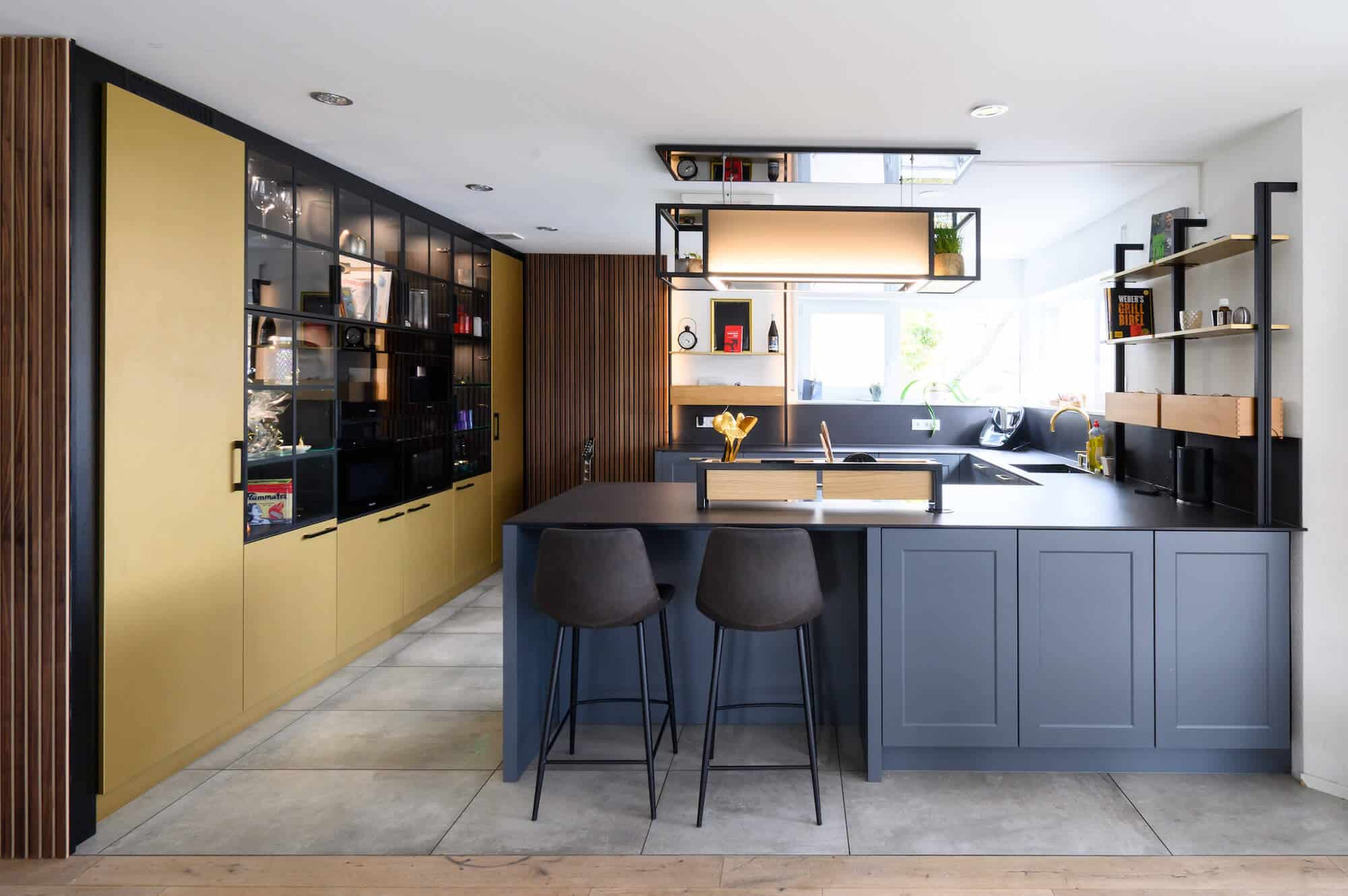Ballerina moderne Landhausküche U-Form gold grau