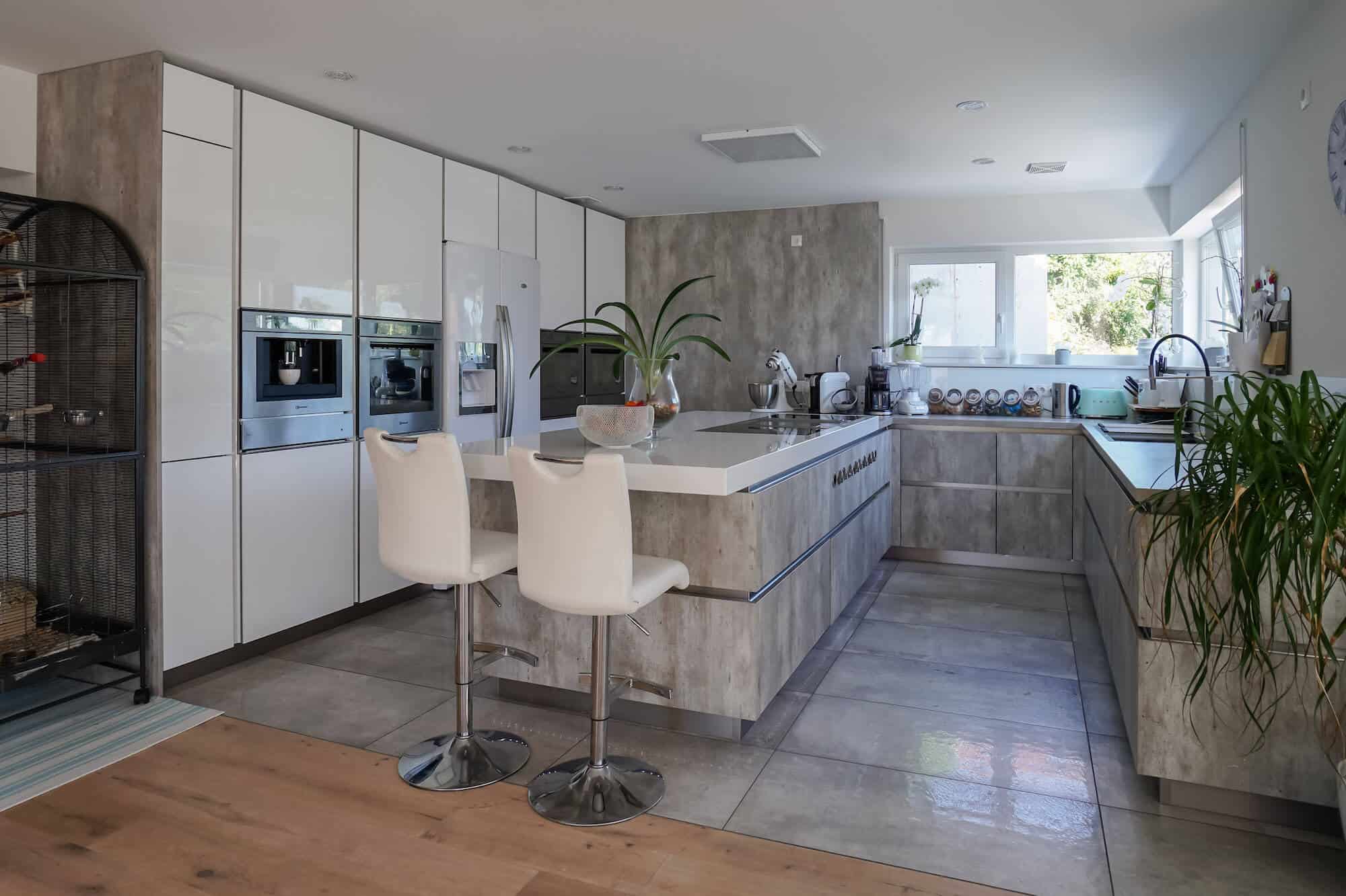 Bauformat Design U-Küche Beton mit BORA Kochfeld