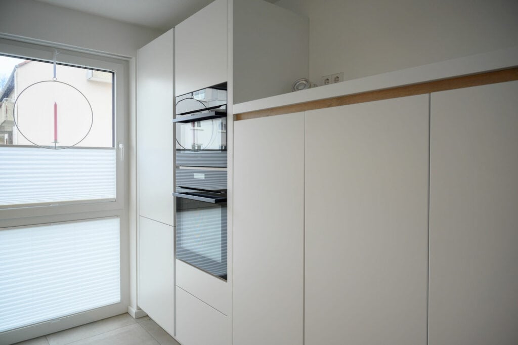 Ballerina Design Küchenzeile Wandschrank grifflos weiß mit E-Geräten