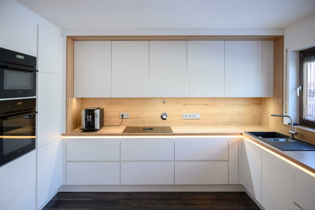 Ballerina U-Form Küche Design weiß grifflos mit Holz Arbeitsplatte