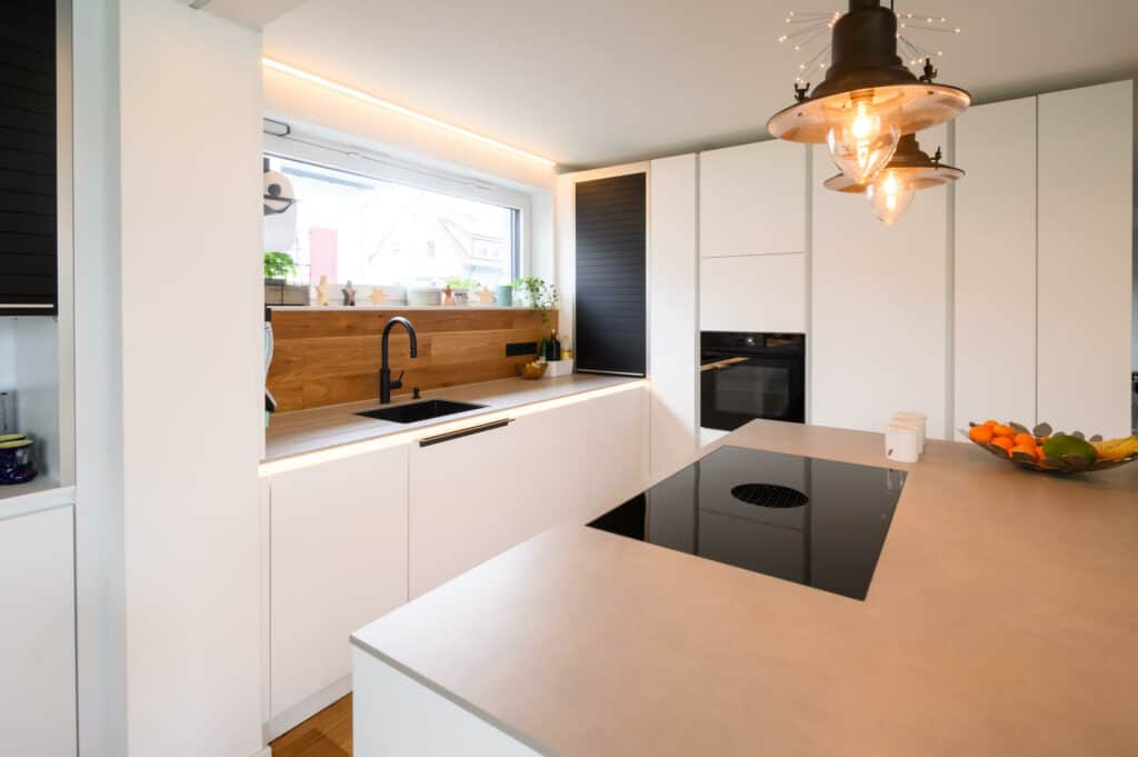 Nobilia Designküche mit Insel L-Form weiß beleuchtet