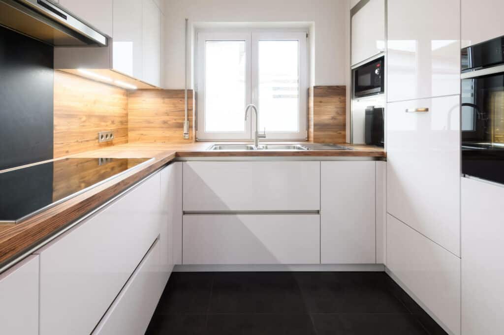 Nobilia G-Küche Design weiß mit Griffmulden