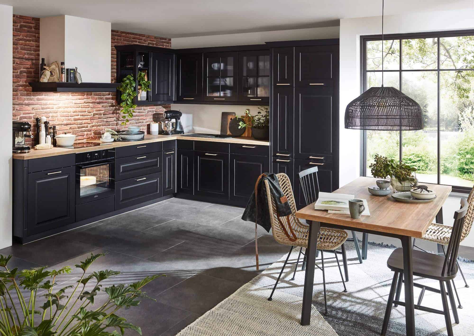 Nobilia L-Küche Sylt schwarz im Landhausstil