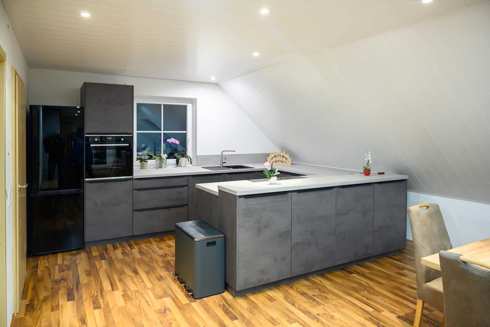 Nobilia U-Küche modern grau mit Standkühlschrank