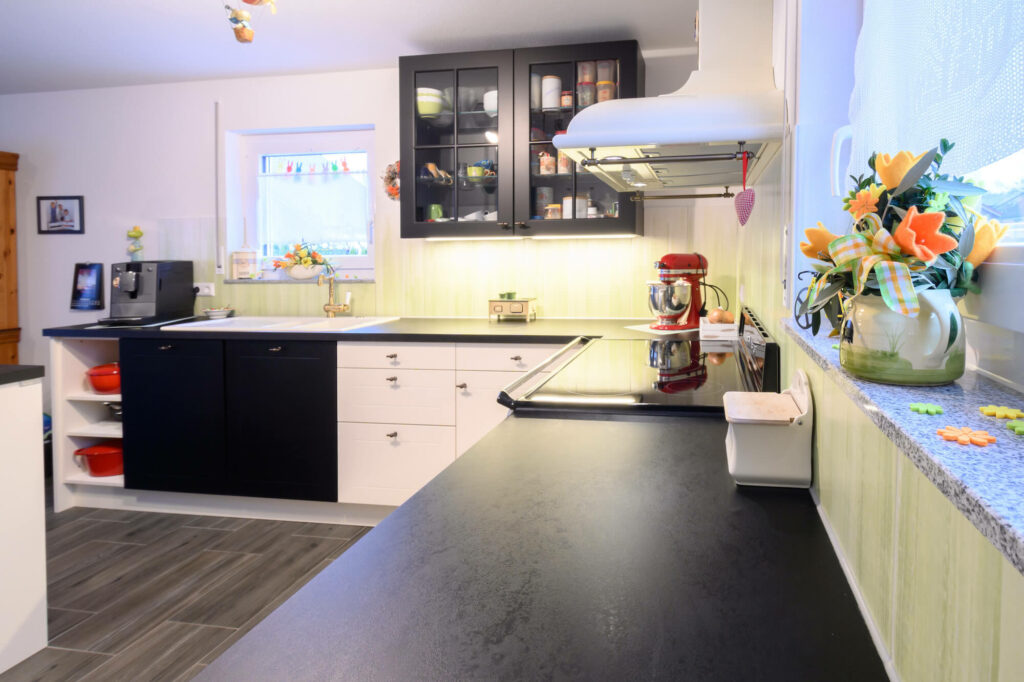 Ballerina L-Küche im Landhausstil mit SMEG E-Geräten