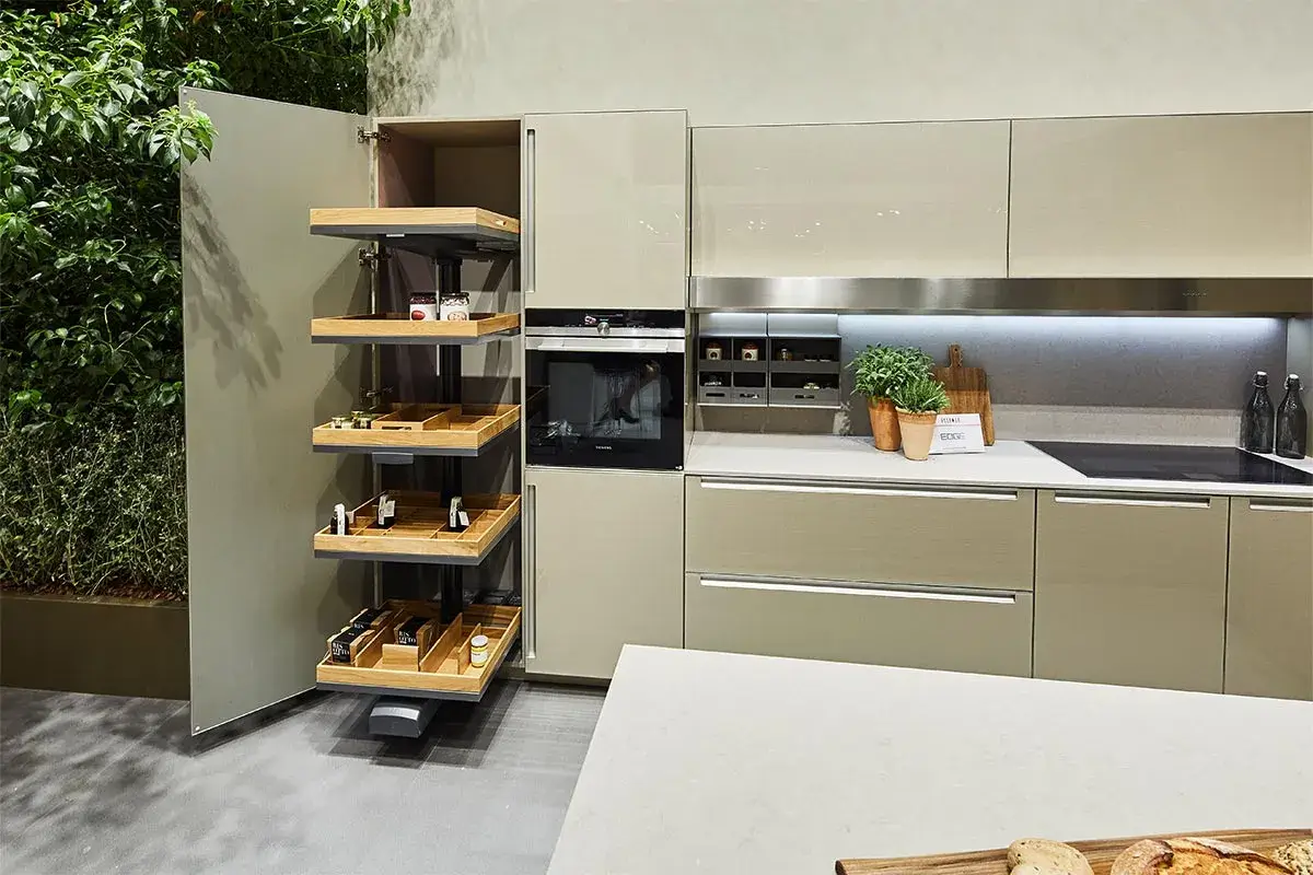 Kesseböhmer Vorratsschrank mit Holz Einlagen