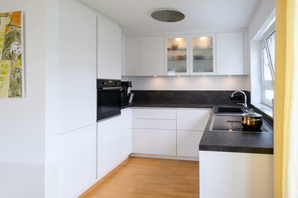 Nobilia Designküche weiß matt mit Schichtstoff Arbeitsplatte