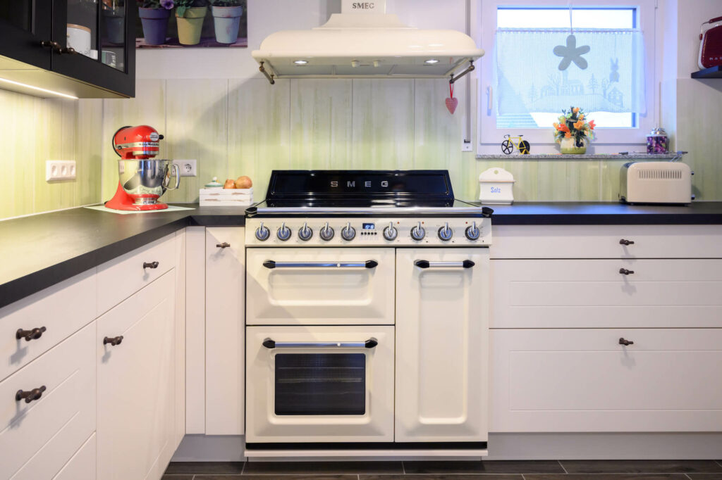 SMEG freistehender Herd mit Dunstabzug Ballerina L-Form Landhausküche