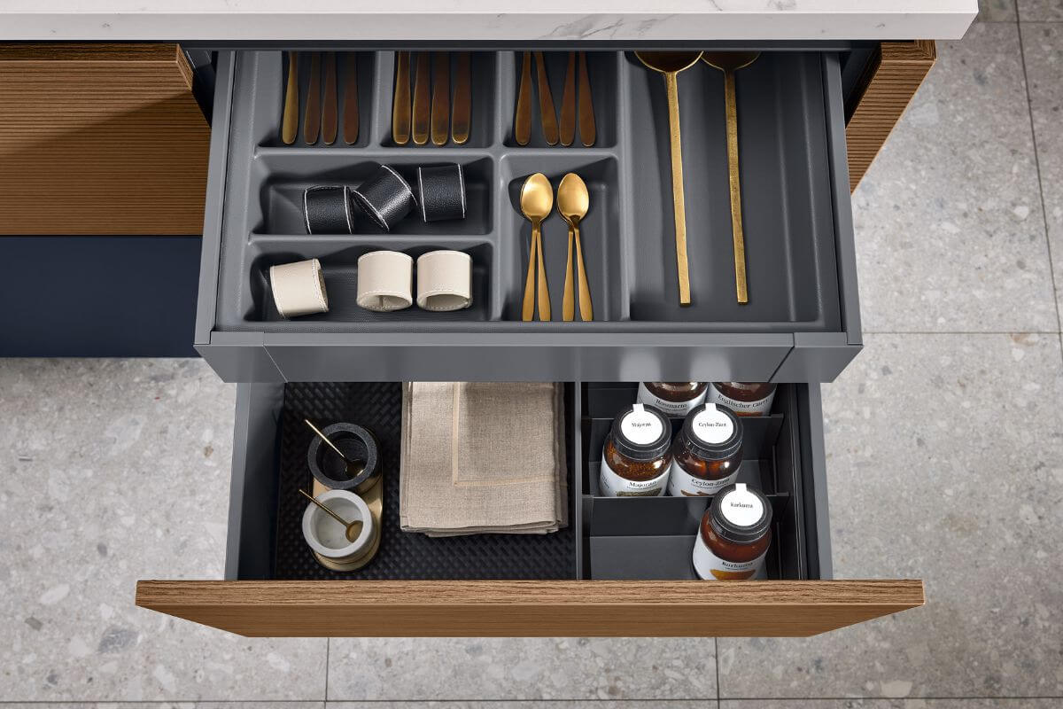 Ballerina Design Inselküche mit Hochschrank Besteckkasten