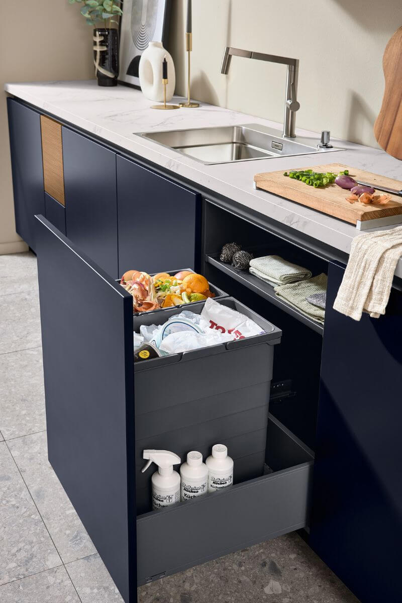 Ballerina Design Inselküche mit Hochschrank Mülltrennsystem