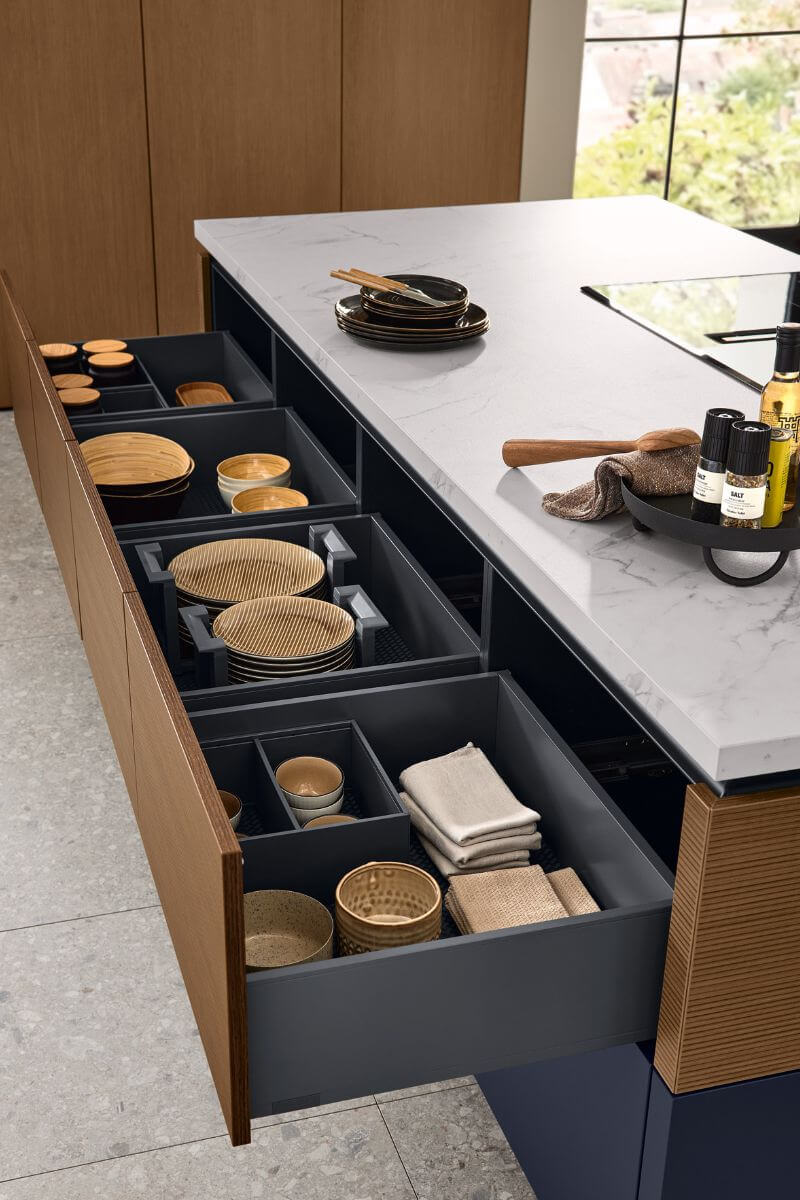 Ballerina Design Inselküche mit Hochschrank offener Auszug