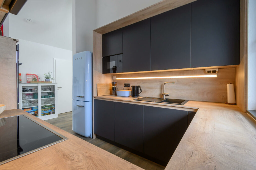 Ballerina Design U-Küche Lack matt mit Smeg Kühlschrank