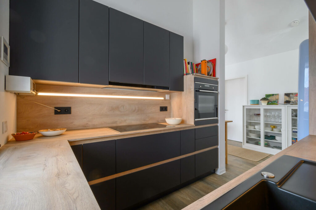 Ballerina Design U-Küche lack grau mit Holz Arbeitspaltte