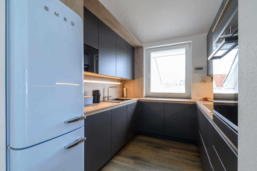 Ballerina Designküche U-Form grau mit Holz Arbeitsplatte