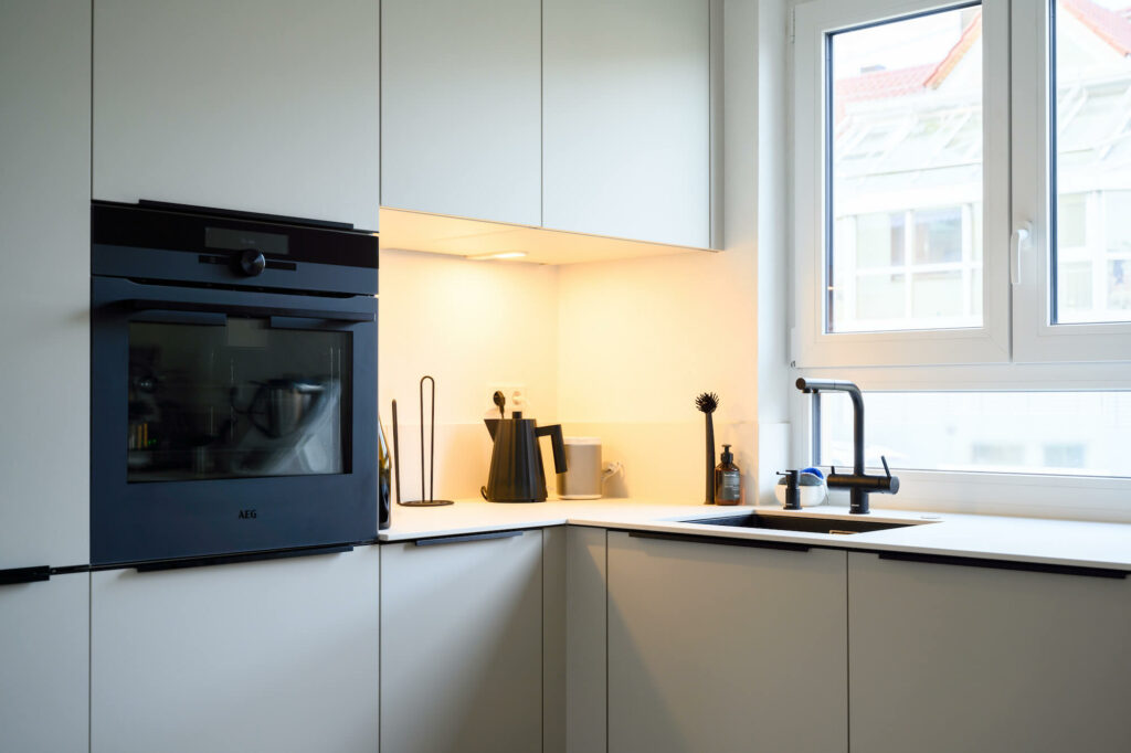 Ballerina moderne U-Küche weiß mit AEG Backofen