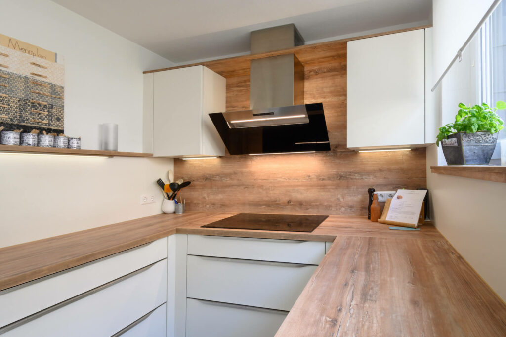 Nobilia G-Küche modern weiß mit Arbeitsplatte Holz
