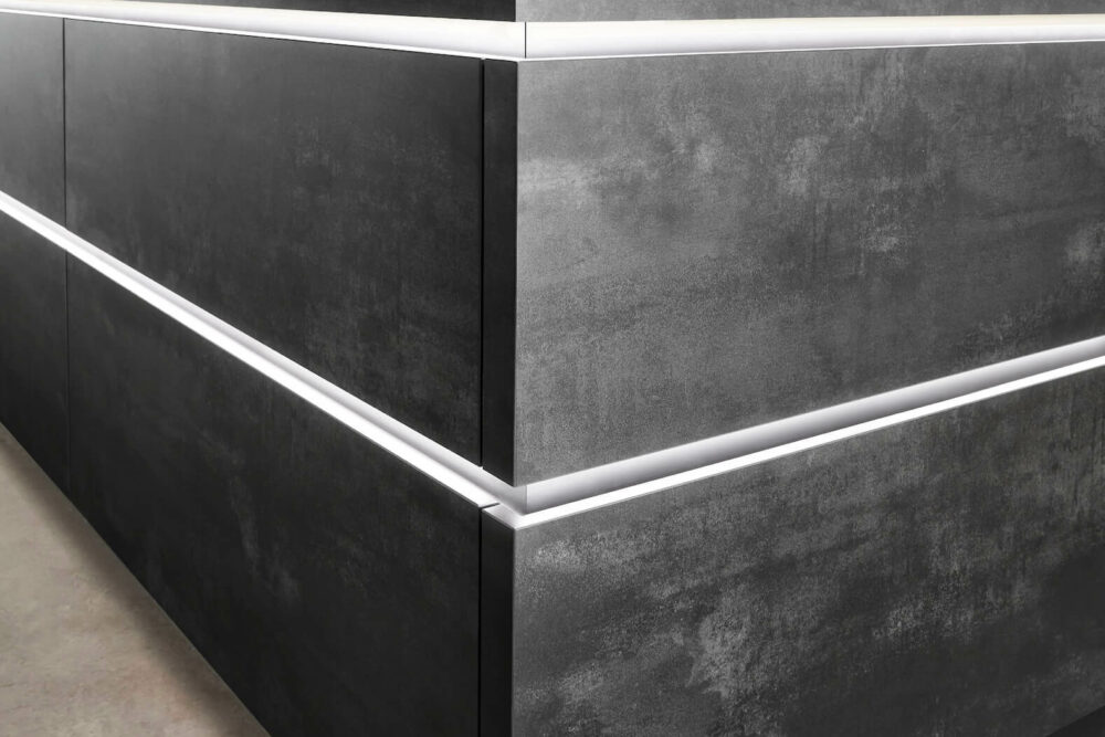 Grifflose Fronten Nobilia Design Inselküche grau