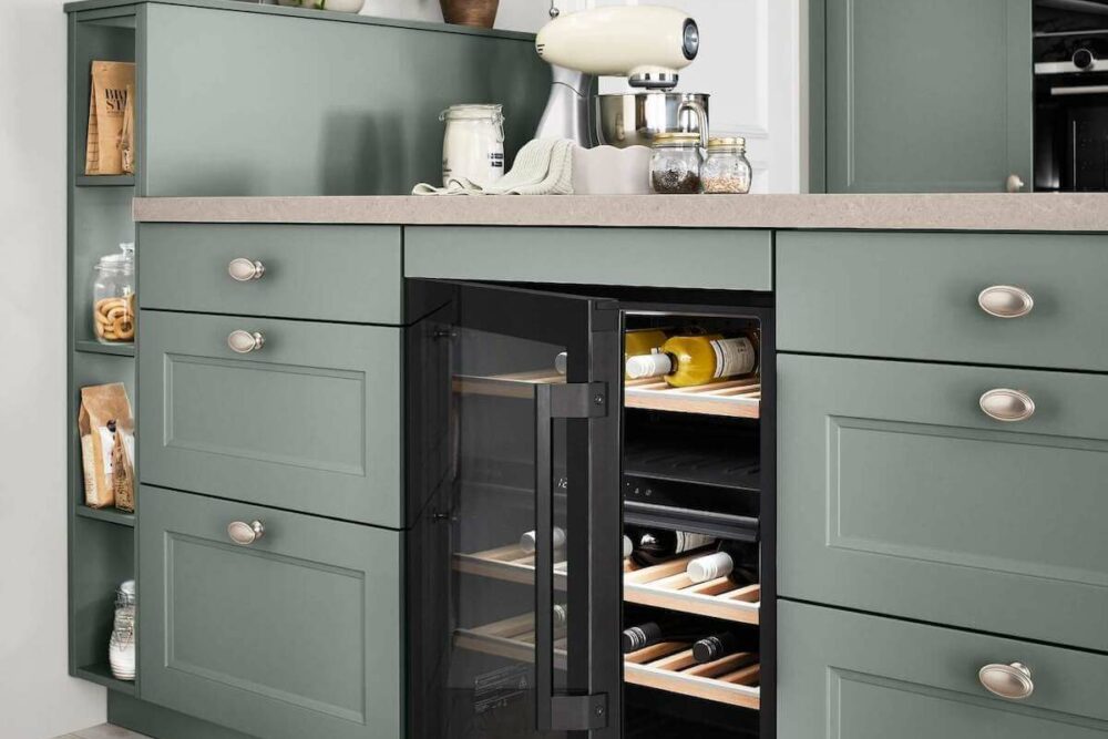 Nobilia Moderne Landhausküche Cascada Schilf geöffneter Weinschrank