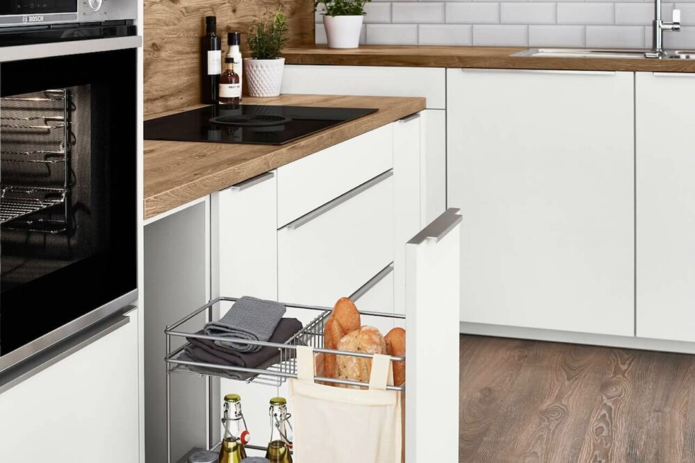 Nobilia Senso weiße L-Küche mit Auszugschrank