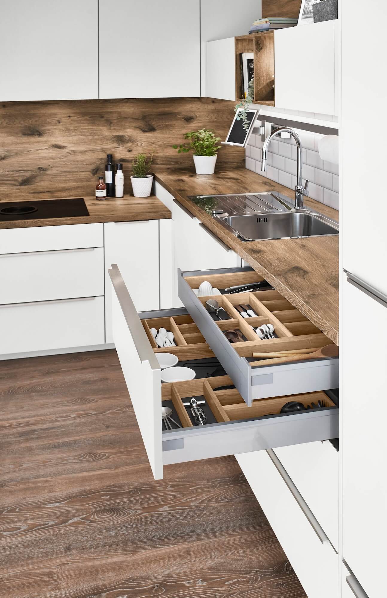 Nobilia Moderne L-Küche mit Wandschrank – Bild 11