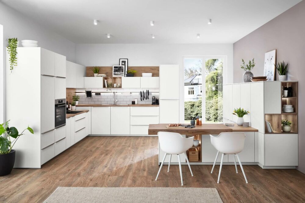 Nobilia moderne L-Küche mit Esstheke und Wandschrank