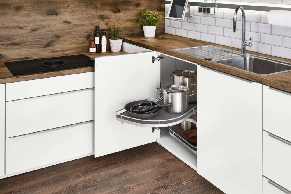 Nobilia moderne L-Küche senso mit Le Mans Schrank