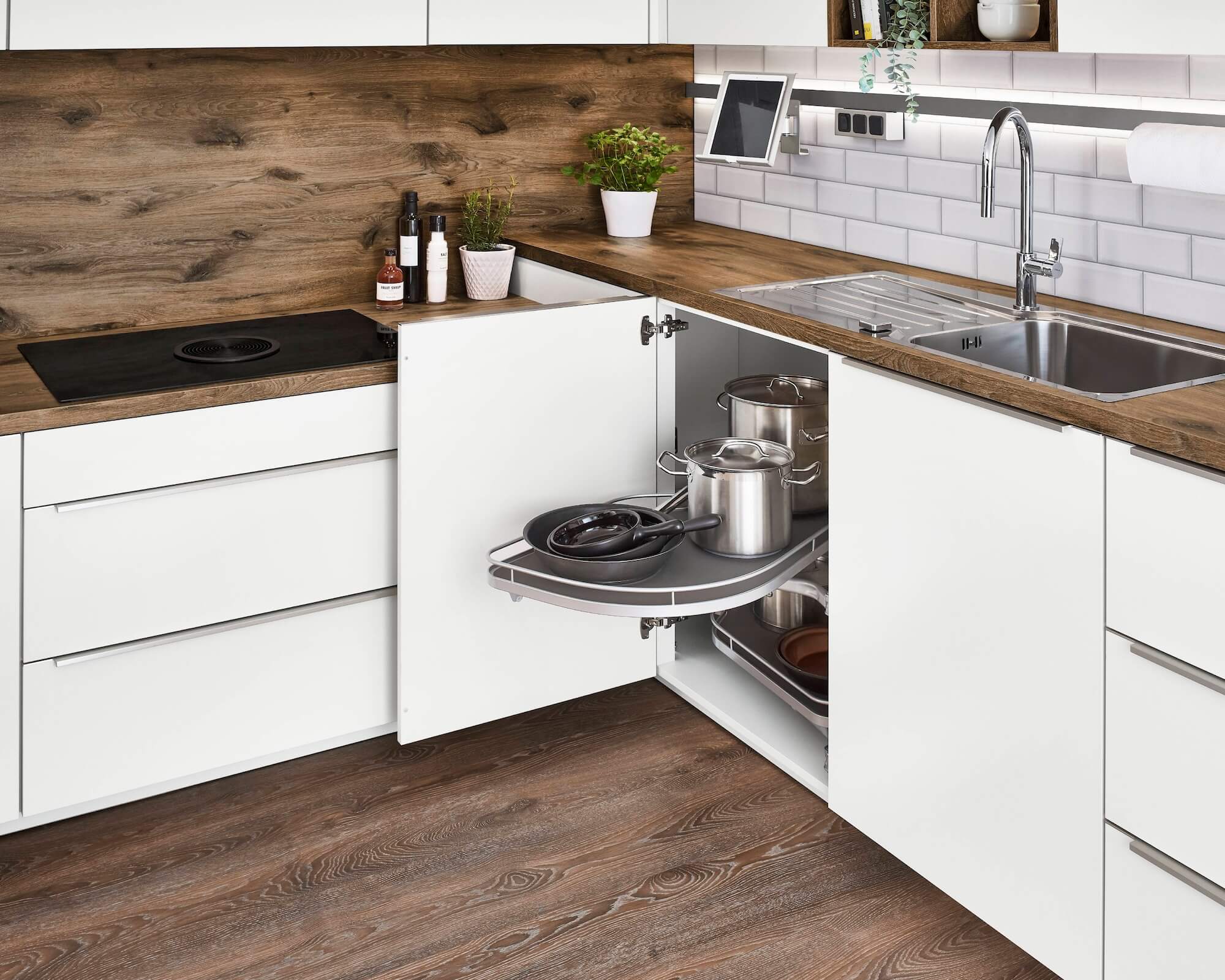 Nobilia moderne L-Küche senso mit Le Mans Schrank