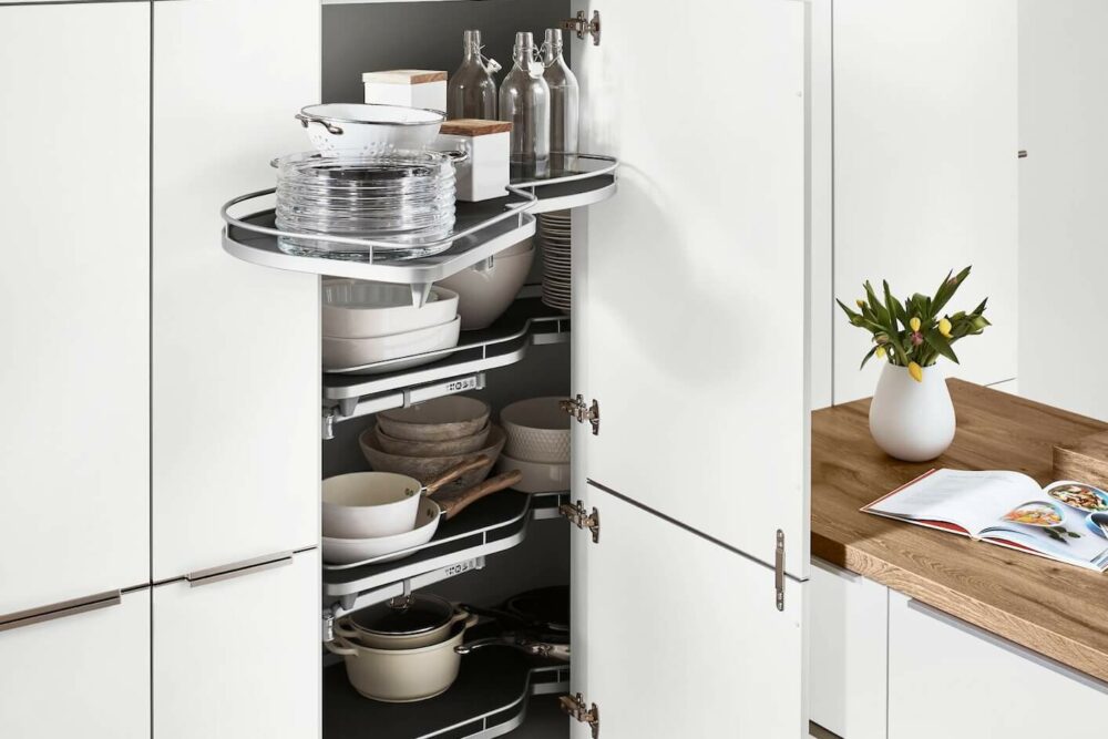 Nobilia senso moderne L-Küche mit Le Mans Schrank