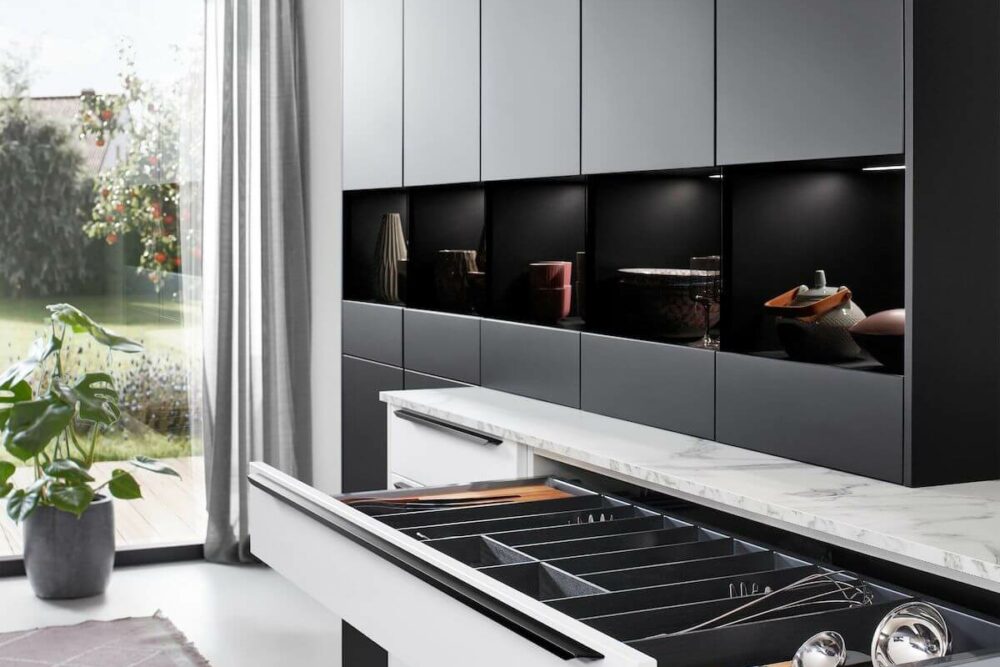 Nobilia Moderne Inselküche Easytouch schwarzer Hochschrank
