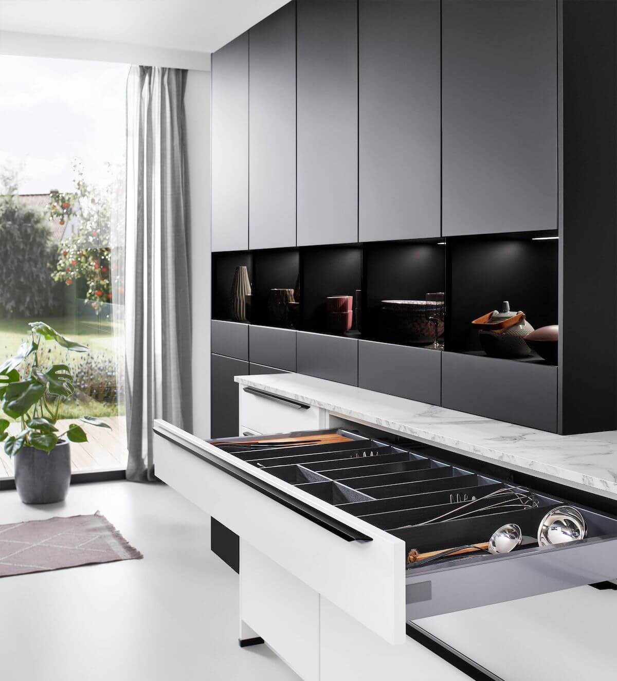 Nobilia Moderne Inselküche Easytouch schwarzer Hochschrank