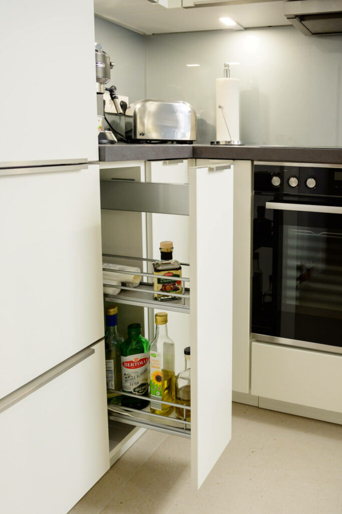 Auszugschrank kleiner Apothekerschrank Nobilia U-Küche